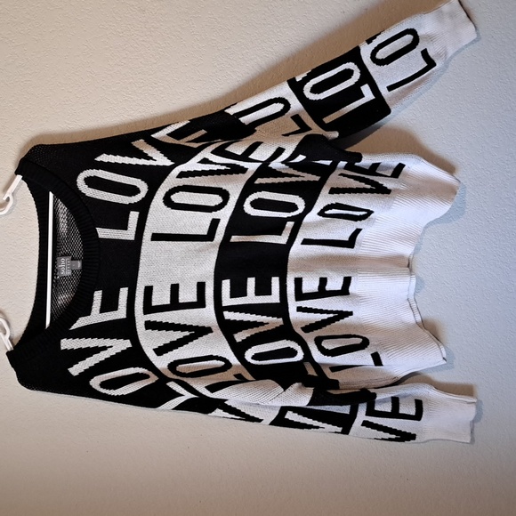 New York & Company Love oversize sweater. Colour block black and white. - Picture 1 of 9